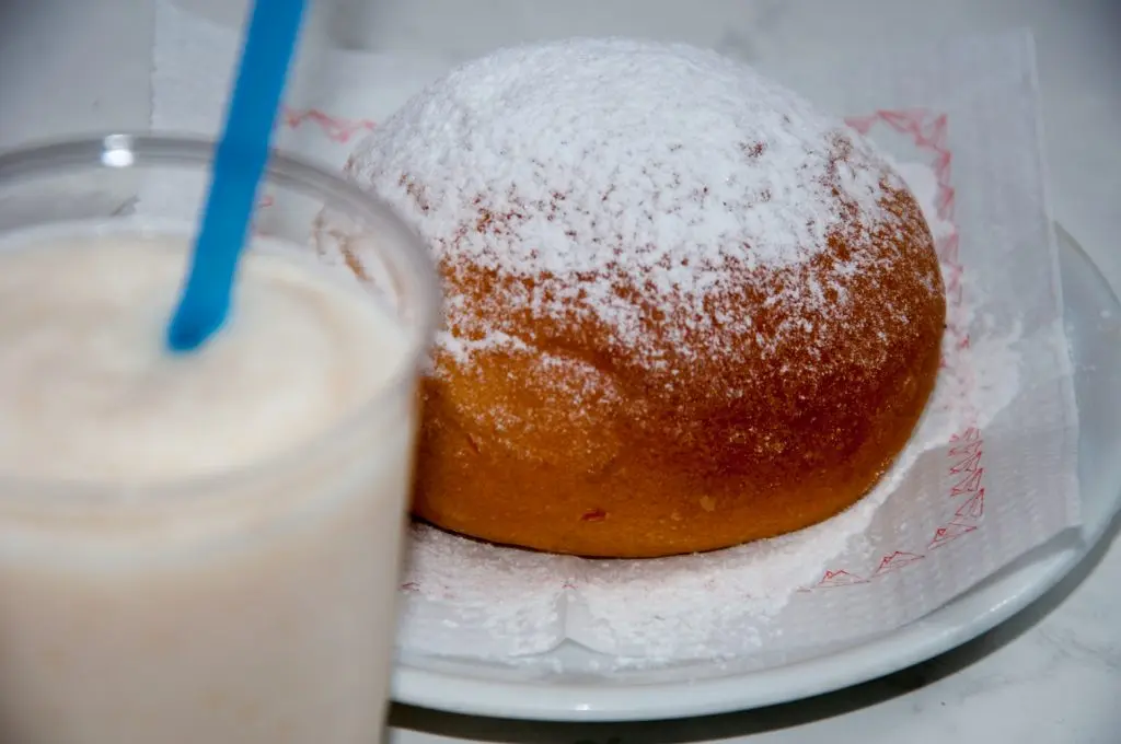Almond horchata and coca de patata